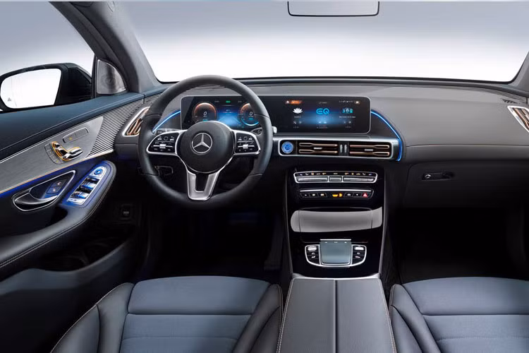 Nội thất bên trong EQC hoàn toàn được làm bằng chất liệu tự nhiên tái chế. Riêng toàn bộ ghế ngồi đều được bọc da cao cấp và dập nổi các vân thể thao.