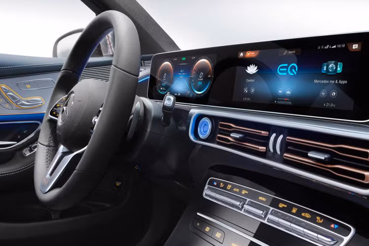 Giao diện gồm một màn hình kỹ thuật số lớn có chức năng làm bảng đồng hồ và một màn cảm ứng khác hiển thị thông tin giải trí. Hai màn hình này chiếm gần 1/2 chiều dài táp-lô... thường được trang bị trên các mẫu xe Mercedes-Benz khác cũng được áp dụng cho mẫu xe này.