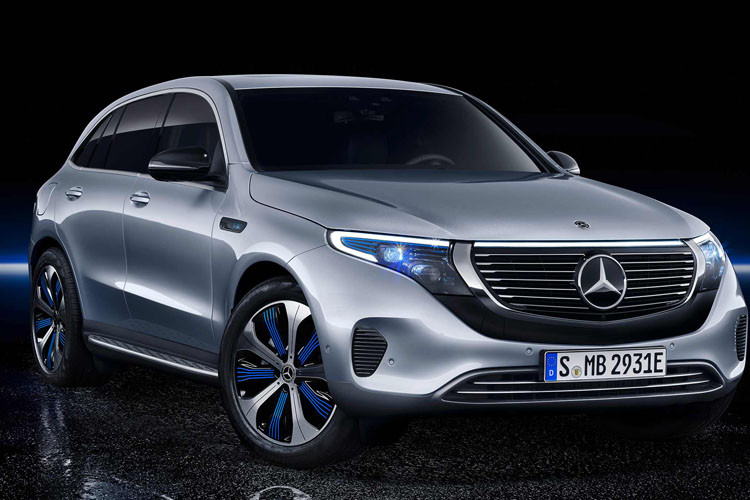 Logo đặc trưng của hãng xe sang Mercedes Benz vẫn giữ đúng chất nhờ lưới tản nhiệt "giả" trên xe.