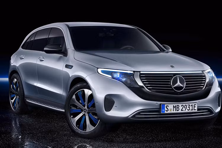 Logo đặc trưng của hãng xe sang Mercedes Benz vẫn giữ đúng chất nhờ lưới tản nhiệt "giả" trên xe.