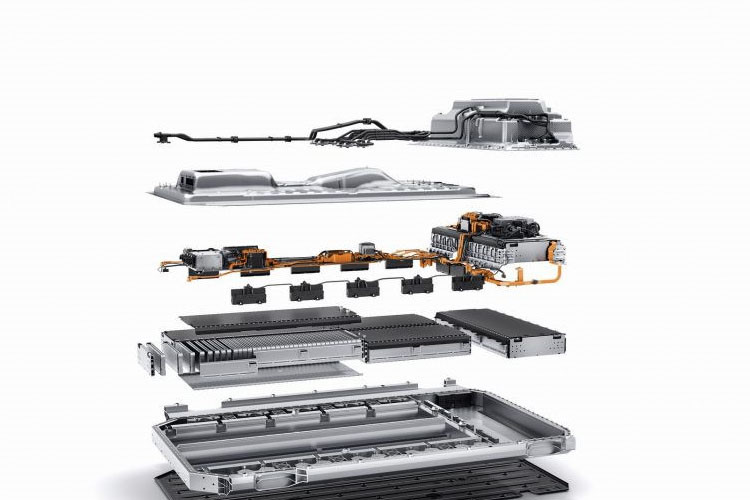 Cung cấp năng lượng cho toàn bộ hoạt động của EQC là khối pin lithium-ion 80 kWh thế hệ mới nhất. Khối pin 384 cell được thiết kế kiểu module gồm 2 module 48 cell và 4 module 72 cell.
