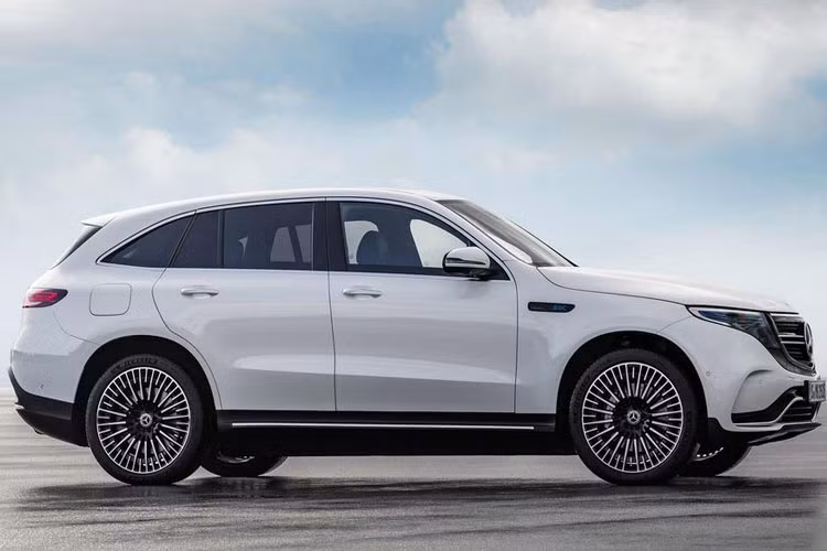 Mui xe thấp, những đường gân dập nổi khắp thân xe và hệ thống đèn hậu LED nối liền với nhau tạo nên vẻ cơ bắp và cứng cáp cho mẫu xe điện này.