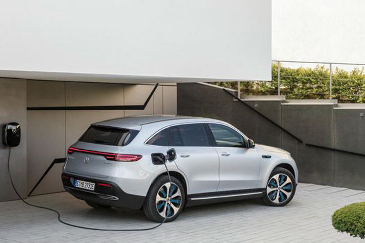 Mercedes-Benz EQC sử dụng hệ động lực 100% chạy điện với 2 động cơ điện chia đều cho 2 cầu và hệ dẫn động 4 bánh. Hai động cơ điện này sản sinh công suất lên đến 402 mã lực và mô-men xoắn đạt 765 Nm. Nhờ vậy, EQC có thể tăng tốc 0-100 km/h chỉ trong 5,1 giây. Tuy nhiên, tốc độ tối đa của chiếc xe lại khá thấp, chỉ hơn 180 km/h.