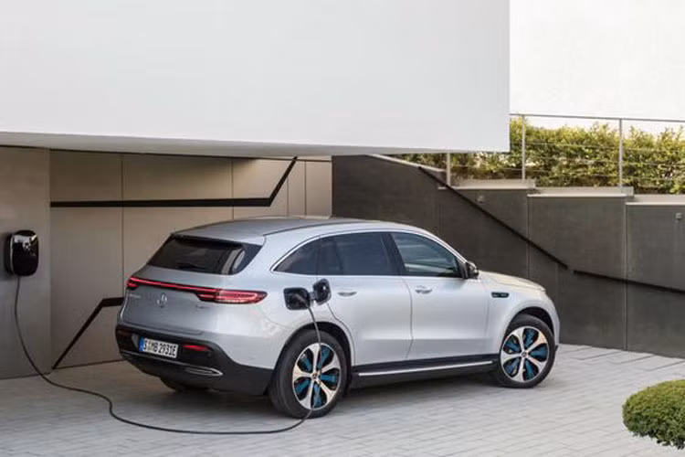 Mercedes-Benz EQC sử dụng hệ động lực 100% chạy điện với 2 động cơ điện chia đều cho 2 cầu và hệ dẫn động 4 bánh. Hai động cơ điện này sản sinh công suất lên đến 402 mã lực và mô-men xoắn đạt 765 Nm. Nhờ vậy, EQC có thể tăng tốc 0-100 km/h chỉ trong 5,1 giây. Tuy nhiên, tốc độ tối đa của chiếc xe lại khá thấp, chỉ hơn 180 km/h.