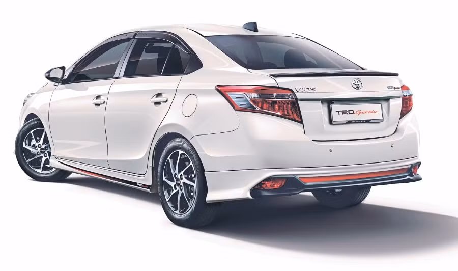 Cánh lướt gió nhỏ phía sau tinh chỉnh, bổ sung thêm lưới tản nhiệt dạng tổ ong và các vây bộ khuếch tán.