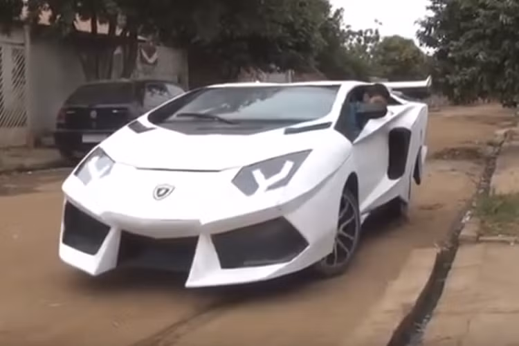 Với nhiều người, siêu xe là một niềm đam mê rất lớn, nhưng không phải ai cũng sở hữu được những chiếc siêu xe đó. Mới đây, với mong muốn sở hữu một chiếc siêu xe, một thợ máy người Brazil ddã lắp ráp xong chiếc xe Lamborghini Aventador nhái với giá... chỉ 800 USD.
