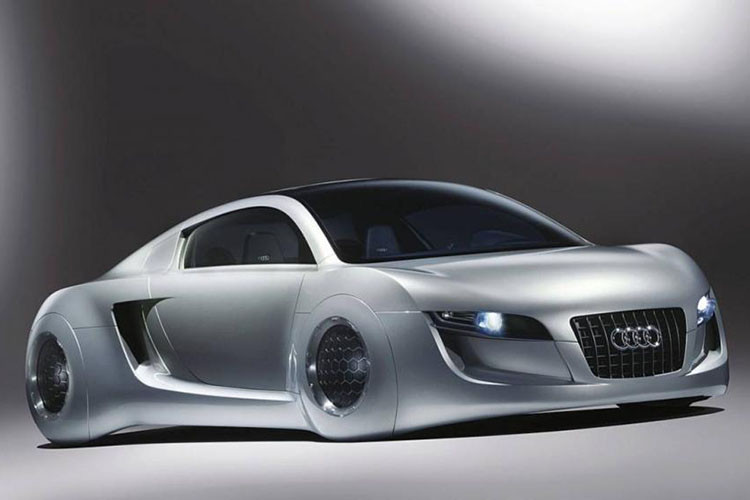 Thêm một mẫu xe concept được một hãng xe sang chế tạo rất đặc biệt, đó là trong bộ phim “I, Robot” năm 2004. Mẫu xe này có điểm tương đồng với mẫu R8 và không phải ngẫu nhiên mẫu R8 được ra mắt sau đó. Mẫu thiết kế này có động cơ đặt giữa, có hệ thống an toàn tuyệt vời và khả năng tự lái hoành chỉnh, và sử dụng khối cầu thay vì lốp xe nên xe có thể quay mọi hướng mà không cần quay đầu.