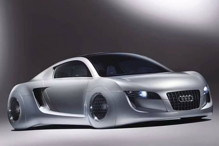 Thêm một mẫu xe concept được một hãng xe sang chế tạo rất đặc biệt, đó là trong bộ phim “I, Robot” năm 2004. Mẫu xe này có điểm tương đồng với mẫu R8 và không phải ngẫu nhiên mẫu R8 được ra mắt sau đó. Mẫu thiết kế này có động cơ đặt giữa, có hệ thống an toàn tuyệt vời và khả năng tự lái hoành chỉnh, và sử dụng khối cầu thay vì lốp xe nên xe có thể quay mọi hướng mà không cần quay đầu.