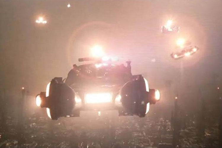 Spinner trong phim “Blade Runner”. Về mặt thương mại, bộ phim “Blade Runner” không thành công, nhưng nó nhận được đánh giá cáo của giới chuyên môn và tạo nên một cộng đồng fan hâm mộ trung thành. Chiếc xe cảnh sát bay có tên Spinner là một trong những điểm nhấn thú vị của phim mà bất ngờ khiến fan hâm mộ và giới mê xe phải say đắm.