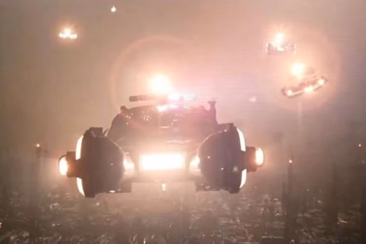 Spinner trong phim “Blade Runner”. Về mặt thương mại, bộ phim “Blade Runner” không thành công, nhưng nó nhận được đánh giá cáo của giới chuyên môn và tạo nên một cộng đồng fan hâm mộ trung thành. Chiếc xe cảnh sát bay có tên Spinner là một trong những điểm nhấn thú vị của phim mà bất ngờ khiến fan hâm mộ và giới mê xe phải say đắm.