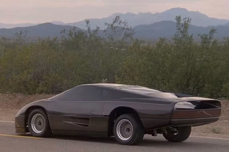 Turbo Interceptor trong phim “The Wraith”. Turbo Interceptor là một mẫu siêu xe tương lai trong thế giới của “The Wraith”, nó được chế tạo dựa trên Dodge M4S. Chiếc xe có trang bị động cơ đặt giữa tăng áp kép 4 xi-lanh dung tích 2.2 lít và có thể đạt tốc độ tối đa 314 km/h.