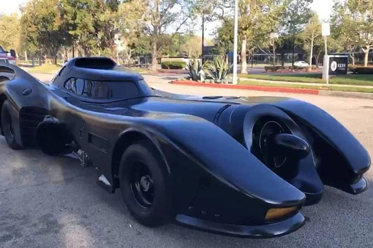 Batmobile trong phim “Batman”. Có rất nhiều phiên bản Batmobile (Xe Dơi) từng được các nhà làm phim Hollywood cho ra mắt kể từ series truyền hình năm 1960, và không có mẫu nào trong đó là được sản xuất thương mại cả. Một vài bản sao dựa trên mẫu concept Lincoln thập niên 1950 đã từng được chế tạo.
