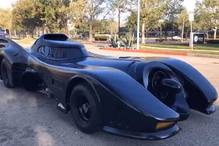 Batmobile trong phim “Batman”. Có rất nhiều phiên bản Batmobile (Xe Dơi) từng được các nhà làm phim Hollywood cho ra mắt kể từ series truyền hình năm 1960, và không có mẫu nào trong đó là được sản xuất thương mại cả. Một vài bản sao dựa trên mẫu concept Lincoln thập niên 1950 đã từng được chế tạo.