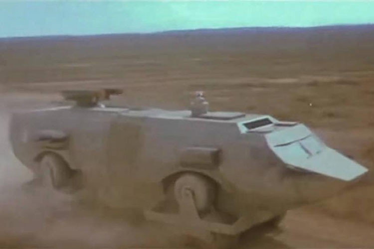 Landmaster trong phim “Damnation Alley”. Ra mắt trong năm 1970 của thế kỷ trước, “Damnation Alley” là một bộ phim bối cảnh hậu tận thế, nhưng nó mang đến một chiếc xe rất thú vị có tên Landmaster. Nó có thiết kế ba bánh xe ở mỗi hốc bánh, và chúng có thể xoay vòng để giúp xe trèo lên những chướng ngại vật trước mắt.