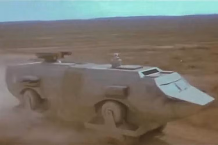 Landmaster trong phim “Damnation Alley”. Ra mắt trong năm 1970 của thế kỷ trước, “Damnation Alley” là một bộ phim bối cảnh hậu tận thế, nhưng nó mang đến một chiếc xe rất thú vị có tên Landmaster. Nó có thiết kế ba bánh xe ở mỗi hốc bánh, và chúng có thể xoay vòng để giúp xe trèo lên những chướng ngại vật trước mắt.