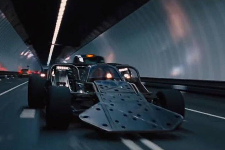 Siêu xe Ramp Car xuất hiện trong bom tấn “Fast &amp; Furious 6”, và nó như một đứa con lai dữ tợn của F1 và “Mad Max”. Ấn tượng hơn cả, nó là một chiếc xe có thể hoạt động hoàn chỉnh chứ không phải chỉ để làm cảnh. Chưa biết được nó có được vận hành trơn tru như trong phim hay không, nhưng hệ dẫn động 4 bánh và động cơ V8 chắc chắn giúp biến nó trở thành một chiếc xe dã chiến mà ai cũng muốn chinh phục nó.