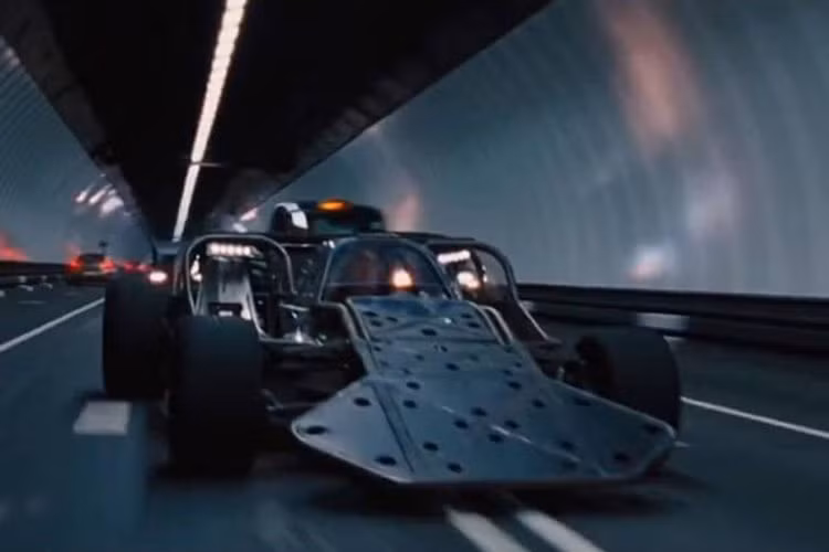 Siêu xe Ramp Car xuất hiện trong bom tấn “Fast &amp; Furious 6”, và nó như một đứa con lai dữ tợn của F1 và “Mad Max”. Ấn tượng hơn cả, nó là một chiếc xe có thể hoạt động hoàn chỉnh chứ không phải chỉ để làm cảnh. Chưa biết được nó có được vận hành trơn tru như trong phim hay không, nhưng hệ dẫn động 4 bánh và động cơ V8 chắc chắn giúp biến nó trở thành một chiếc xe dã chiến mà ai cũng muốn chinh phục nó.