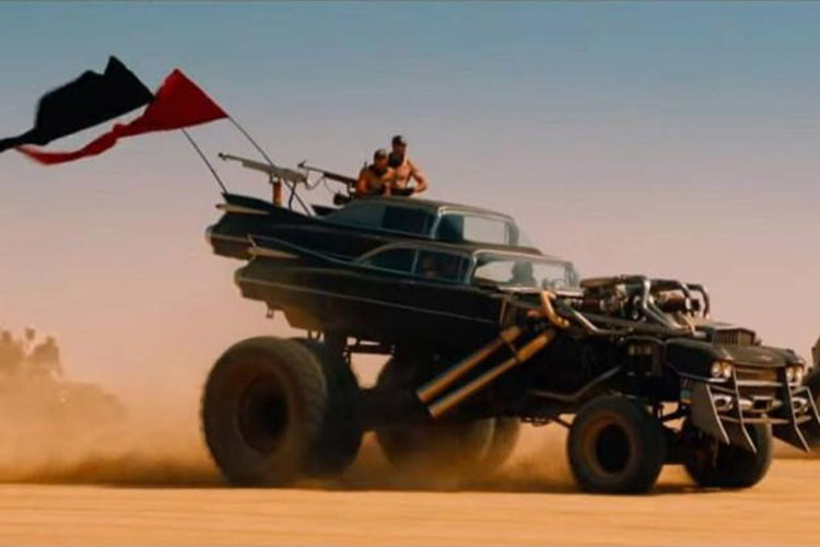 Gigahorse Cadillac trong phim “Mad Max: Fury Road”. Có rất nhiều những chiếc xe dã chiến cực dữ tợn, và nếu bạn là fan của hai bộ phim đầu tiên của “Mad Max”, bạn có thể dễ dàng sắm cho mình một chiếc xe ôtô hàng độc Ford Falcon XB GT Interceptor. Tuy nhiên trong “Fury Road” đã nâng cuộc chơi lên một tầm cao mới với Gigahorse Cadillac.