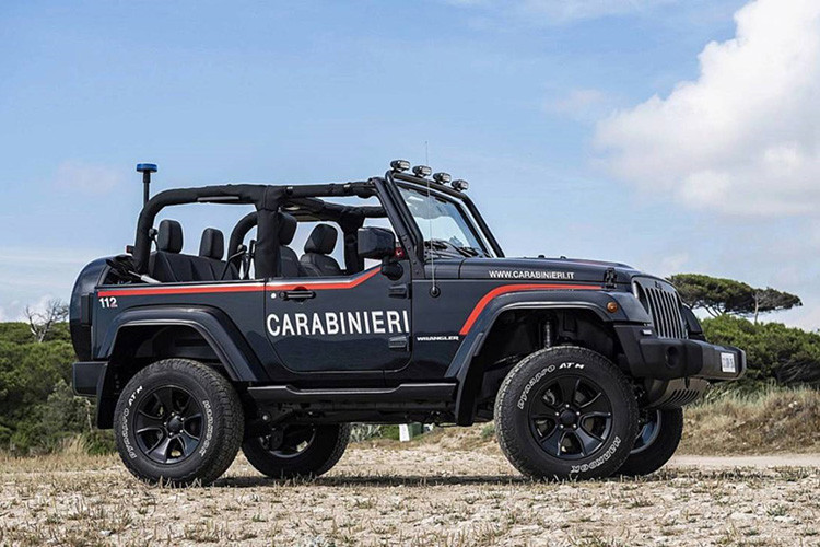 Jeep Wrangler được sử dụng trong lực lượng cảnh sát Carabinieri (Italia). Xe được trang bị các hệ thống chuyên dụng cho việc tuần tra biển.