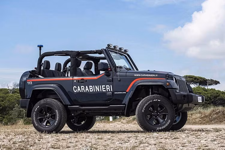 Jeep Wrangler được sử dụng trong lực lượng cảnh sát Carabinieri (Italia). Xe được trang bị các hệ thống chuyên dụng cho việc tuần tra biển.