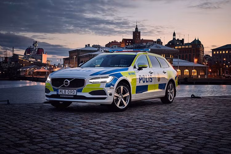 Volvo V90 thuộc biên chế của lực lượng cảnh sát Thụy Điển. Nó được sử dụng sau khi tùy biến hệ thống khung gầm, phanh và hệ thống treo phù hợp với việc thực hiện nhiệm vụ của cảnh sát. Chiếc xe Volvo V90 được đánh giá là mẫu xe rất tiện dụng, thoải mái và an toàn nhất thế giới. 