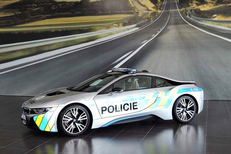 Siêu xe BMW i8 được bổ sung vào biên chế của lực lượng cảnh sát Cộng hoà Séc từ năm 2017. Phiên bản thể thao sử dụng hệ động cơ hybrid. Có khả năng tăng tốc từ 0-100 km/h trong 4,4 giây, siêu xe giúp lực lượng hành pháp kiểm soát các tuyến đường tốt hơn.