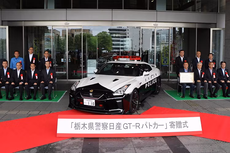 Nissan GT-R được nhà hãng Nissan tặng riêng cho cảnh sát Tochigi, Nhật Bản. Chiếc xe được sử dụng cho nhiệm vụ tuần tra và tham gia vào chiến dịch an toàn giao thông. Chiếc coupe 565 mã lực này thực sự mạnh mẽ trên mọi cung đường.