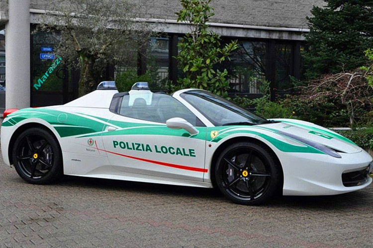 Siêu xe Ferrari 458 Spider là siêu phẩm rất được yêu thích của cảnh sát Milan, Italia. Chiếc xe được thiết kế rất khác biệt so với các xe cảnh sát khác là hệ thống trên nóc xe sau ghế.