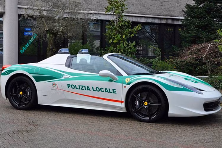 Siêu xe Ferrari 458 Spider là siêu phẩm rất được yêu thích của cảnh sát Milan, Italia. Chiếc xe được thiết kế rất khác biệt so với các xe cảnh sát khác là hệ thống trên nóc xe sau ghế.