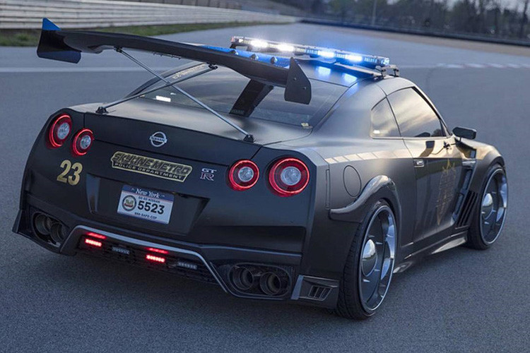 Chiếc Nissan GT-R thuộc biên chế đội tuần tra Skyline của cảnh sát New York, xe được xuất hiện lần đầu tại triển lãm xe New York 2017. Xe có công suất tối thiểu 600 mã lực và mô-men xoắn 652 Nm.