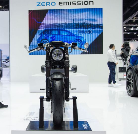 Đầu tiên chiếc xe Ducati Scrambler D-EV được nâng cấp với đèn pha tròn hoàn toàn bằng LED của Daymaker, ghi-đông clip-on đặc trưng của cafe racer.