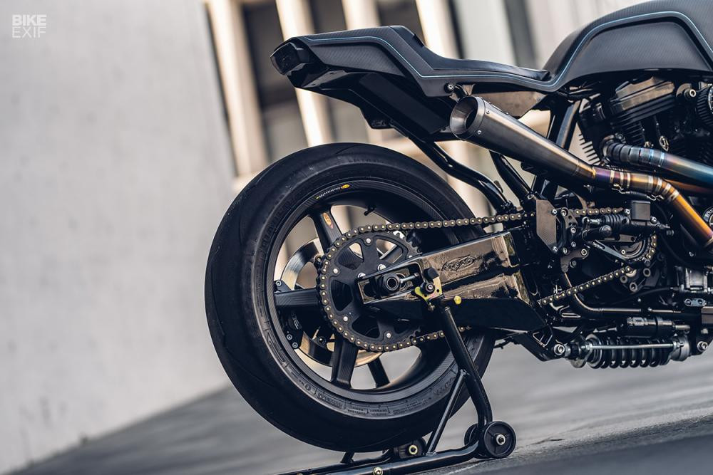 Đặc biệt, nhiều chi tiết được ốp carbon như bình xăng, thân xe, phần đuôi xe và ngay cả phần vành bánh xe. Những chi tiết carbon này mang lại cảm giác khác hẳn cho chiếc xe độ và cũng làm giảm trọng lượng của chiếc xe.