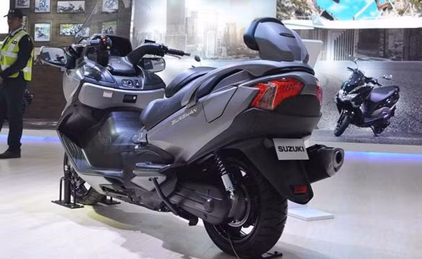 Suzuki Burgman 650 mới được trang bị động cơ DOHC, đôi xy lanh, dung tích 638cc, với khả năng làm mát bằng chất lỏng và phun nhiên liệu trực tiếp. Hệ thống động cơ này sản sinh công suất tối đa 55 mã lực tại 7.000 vòng/phút và mô-men xoắn cực đại 62 Nm tại 5.000 vòng/phút.