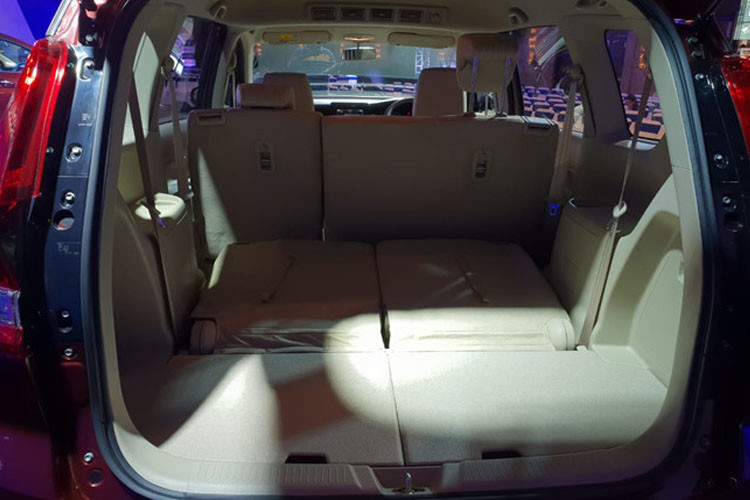 Mặc dù chiều dài trục cơ sở vẫn được giữ nguyên ở mức 2.740 mm nhưng chiều dài, rộng tổng thể được mở rộng hơn trông thấy. Điều đó kéo theo khoang chứa đồ có thể tích lên tới 209 lít và 809 lít khi gập hàng ghế thứ hai và ba (đời xe cũ, khi gập hai hàng ghế cuối chỉ có 735 lít thể tích không gian)