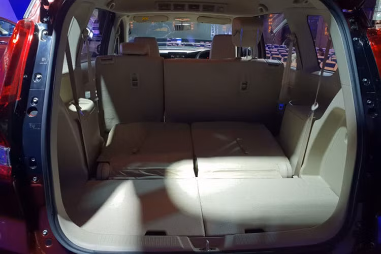 Mặc dù chiều dài trục cơ sở vẫn được giữ nguyên ở mức 2.740 mm nhưng chiều dài, rộng tổng thể được mở rộng hơn trông thấy. Điều đó kéo theo khoang chứa đồ có thể tích lên tới 209 lít và 809 lít khi gập hàng ghế thứ hai và ba (đời xe cũ, khi gập hai hàng ghế cuối chỉ có 735 lít thể tích không gian)