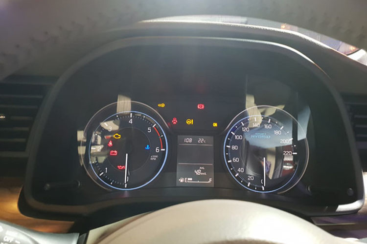 Cụm đồng hồ điều khiển khá chi tiết được lắp đặt sau vô lăng.