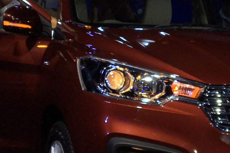 Về thiết kế, Suzuki Ertiga phiên bản 2018 có ngoại hình khác bắt mắt. Đáng chú ý nhất là cụm đèn pha dạng thấu kính hiện đại. Ở phiên bản cao cấp sử dụng vành hợp kim 15 inch trong khi phiên bản thấp cấp hơn dùng vành thép cùng kích cỡ.