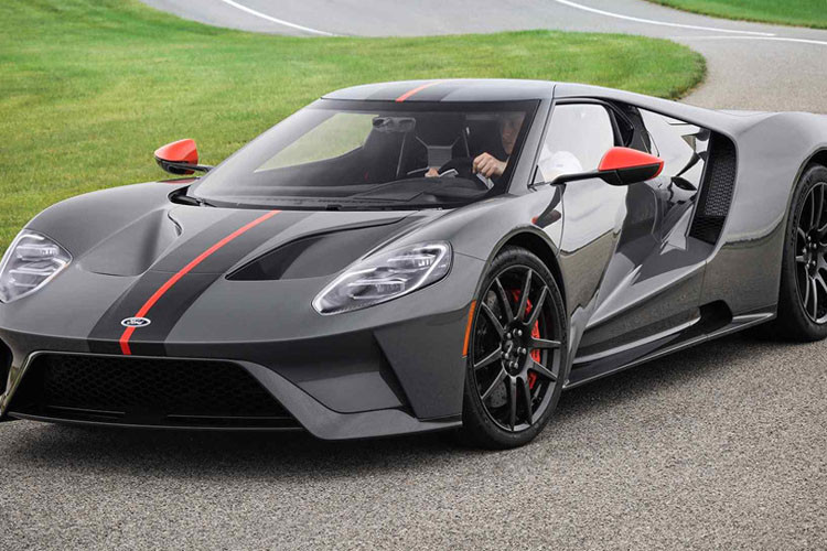 Siêu xe Ford GT Carbon Series có thân vỏ được làm chủ yếu từ sợi carbon, đặc biệt nhất là bộ vành. Cũng nhờ đó, siêu xe giảm được 18 kg so với chiếc Ford GT tiêu chuẩn.