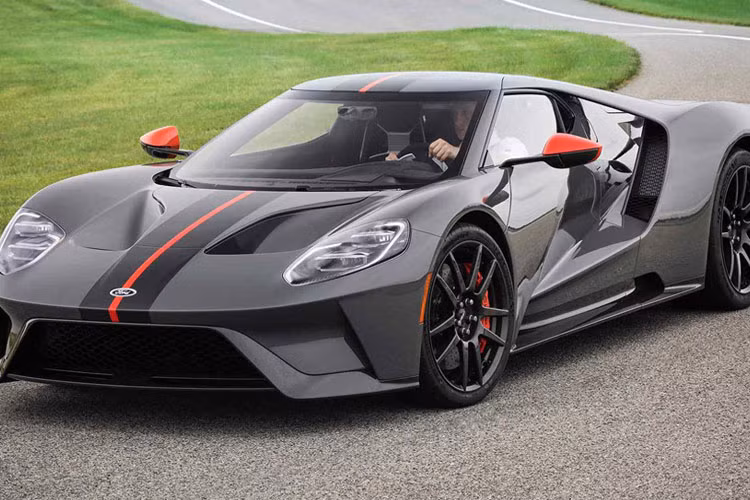 Siêu xe Ford GT Carbon Series có thân vỏ được làm chủ yếu từ sợi carbon, đặc biệt nhất là bộ vành. Cũng nhờ đó, siêu xe giảm được 18 kg so với chiếc Ford GT tiêu chuẩn.