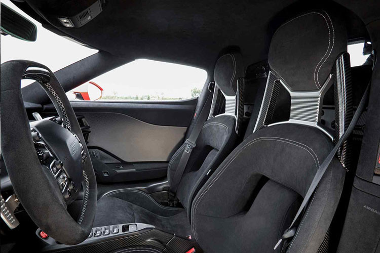 Nội thất bọc da lộn cao cấp.