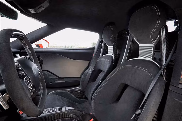 Nội thất bọc da lộn cao cấp.