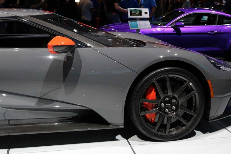 Tuy chọn màu sắc chỉ dánh cho ốp gương, kẹp phanh và vạch sọc giữa.