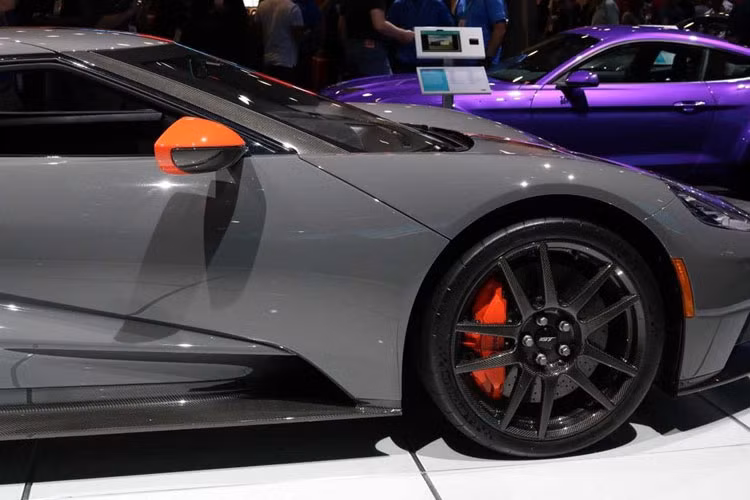 Tuy chọn màu sắc chỉ dánh cho ốp gương, kẹp phanh và vạch sọc giữa.