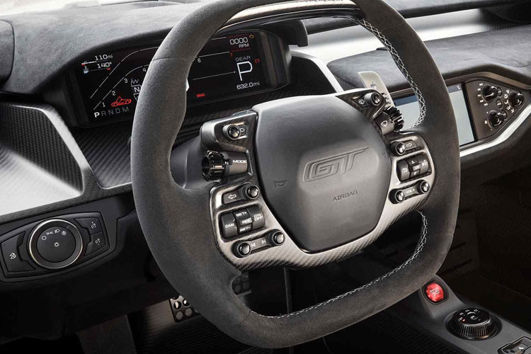 Các trang bị tiện nghi tiêu chuẩn bên trong xe như hệ thống thông tin giải trí Sync 3, điều hòa không khí, radio đều được giữ nguyên so với bản tiêu chuẩn.