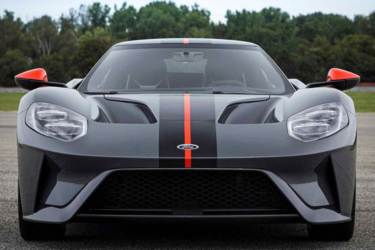 Ford GT Carbon Series sử dụng động cơ tăng áp kép EcoBoost V6 3.5L sản sinh công suất tối đa 647 mã lực cùng mô-men xoắn cực đại 745 Nm.
