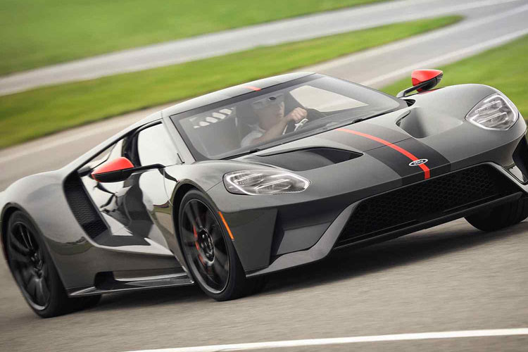 350 chiếc Ford GT Carbon Series sẽ có duy nhất một màu xám với hai sọc bằng carbon chạy dài từ đầu xe ra phía sau.