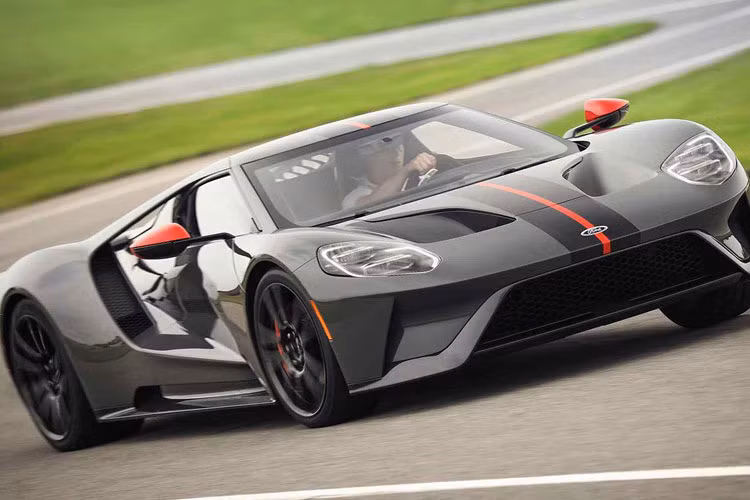 350 chiếc Ford GT Carbon Series sẽ có duy nhất một màu xám với hai sọc bằng carbon chạy dài từ đầu xe ra phía sau.