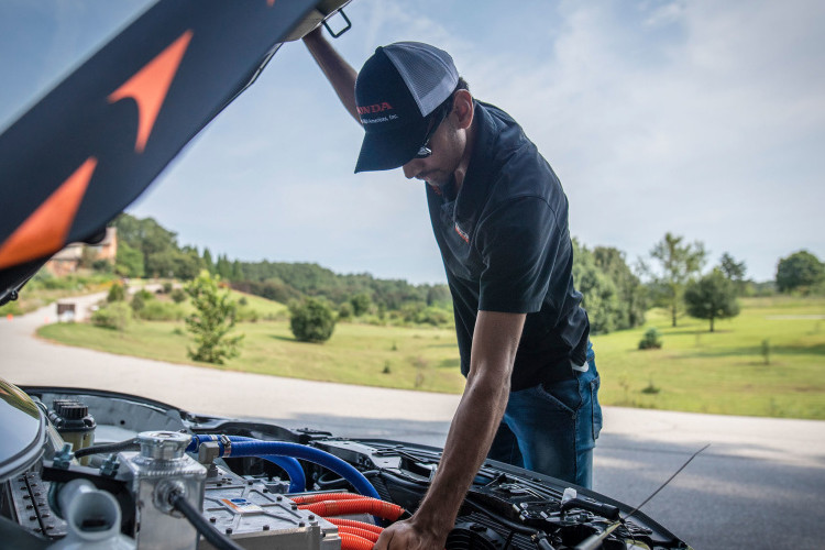 Động cơ đặt giữa sản sinh công suất 400 mã lực, và mô-tơ điện cung cấp thêm 200 mã lực.