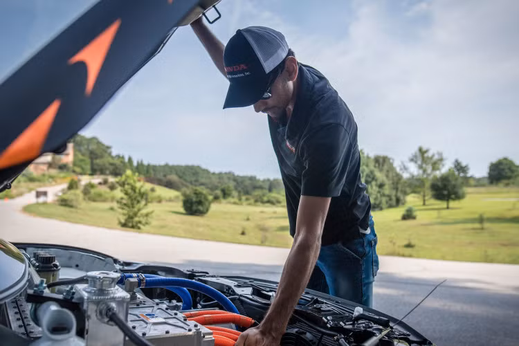 Động cơ đặt giữa sản sinh công suất 400 mã lực, và mô-tơ điện cung cấp thêm 200 mã lực.