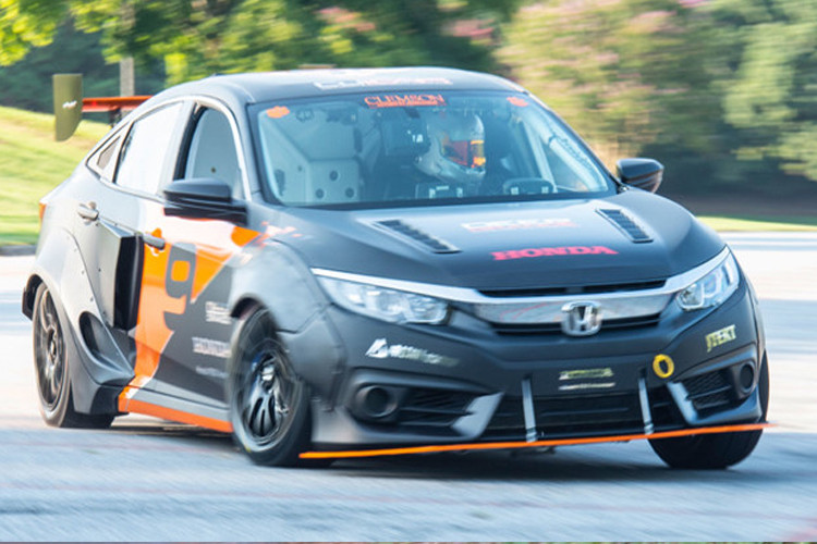 Hệ thống xử lý sau xả nhằm làm giảm lượng khí thải, một hệ thống treo bán tích cực thích nghi với từng dạng địa hình khác nhau cũng do chính nhóm sinh viên này thiết kế nên.